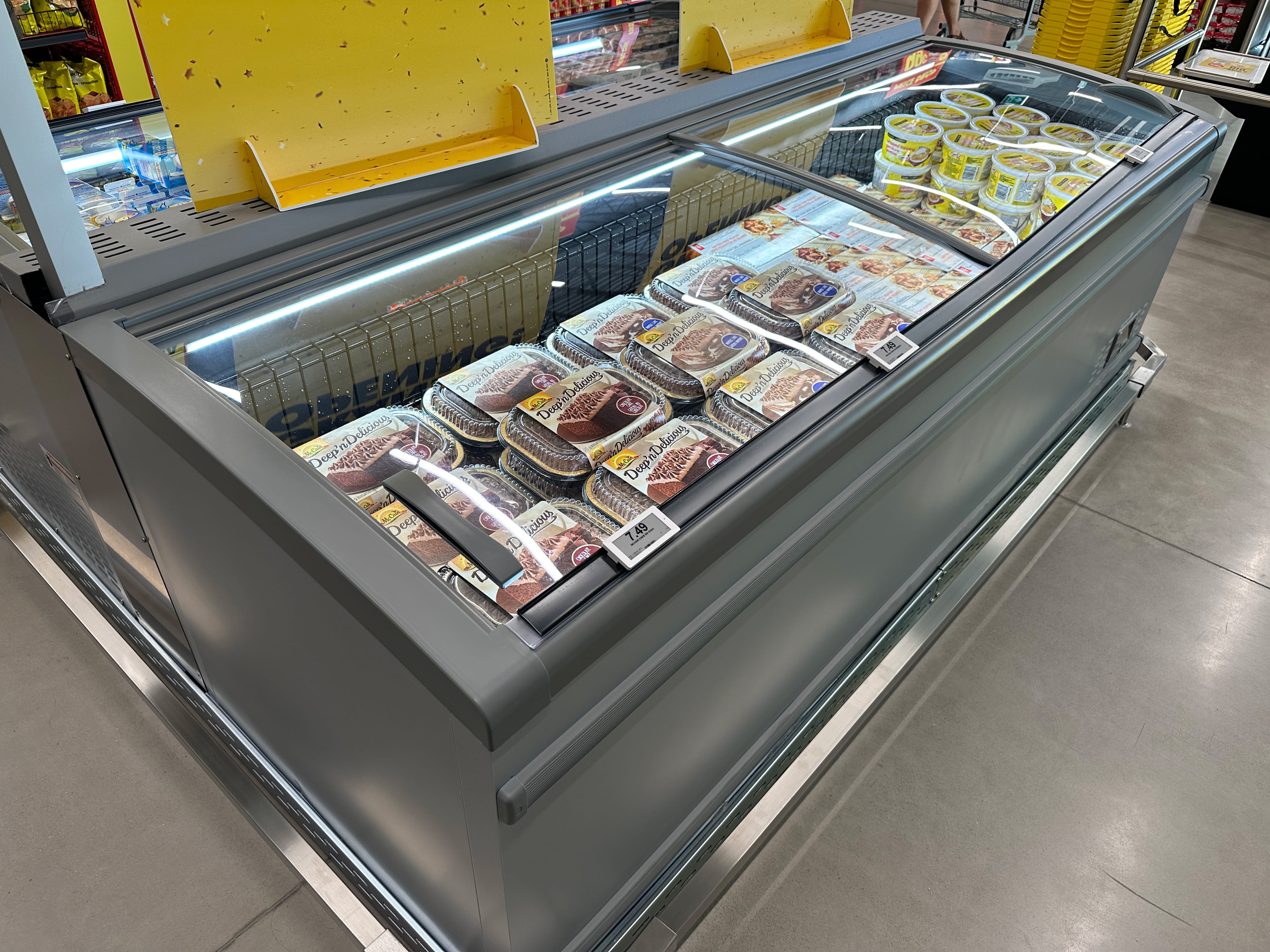 In-store-image-on-arch-series-end-case